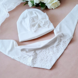 Komplet czapeczka z chustą ecru z koronką